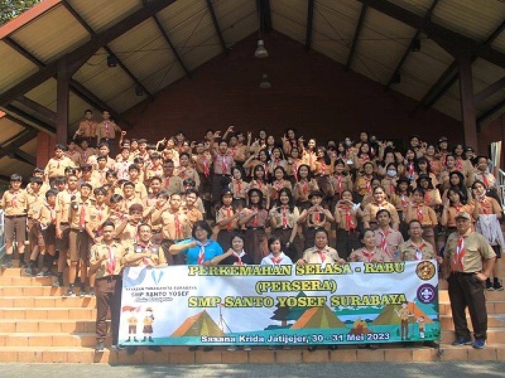 Foto istimewa : Pelajar SMP Santo Yosef Surabaya mengikuti kemah di Sasana Krida Jatijejer, Trawas, Mojokerto.