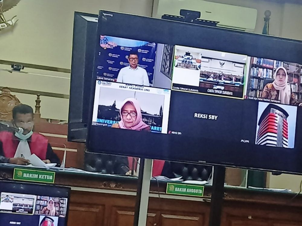 Hartiwiningsih (kiri bawah)