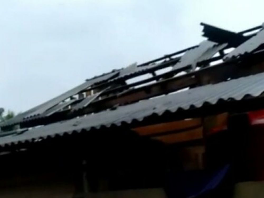 Kondisi atap rumah Slamet pasca tersambar petir.