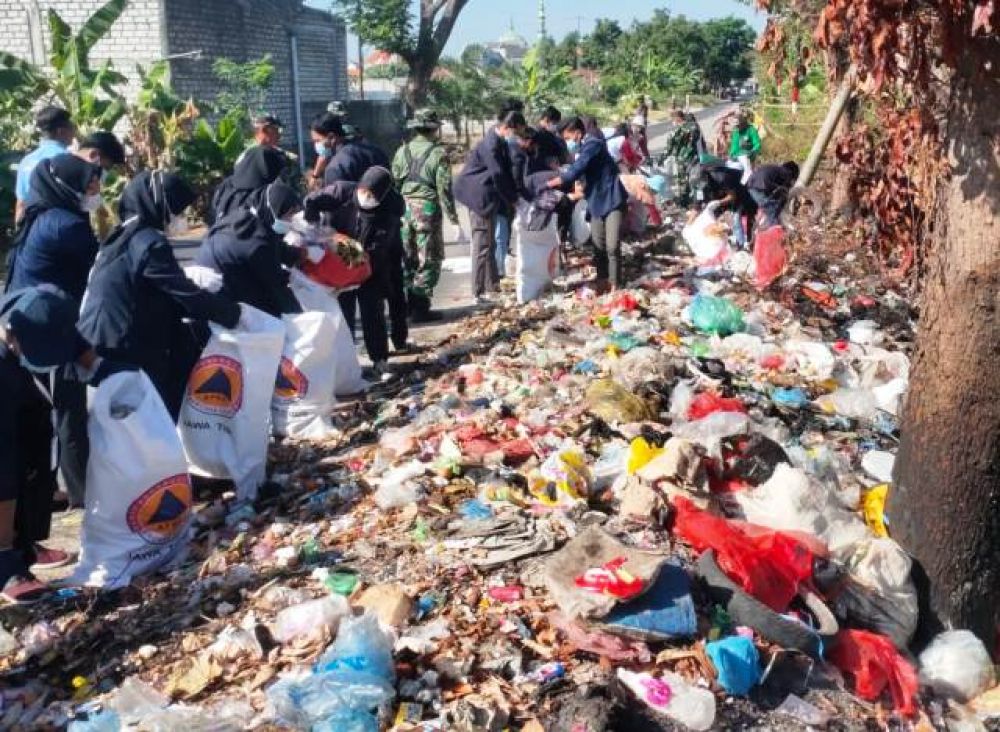 Sampah Liar di Kecamatan Pucuk Mulai Dibersihkan