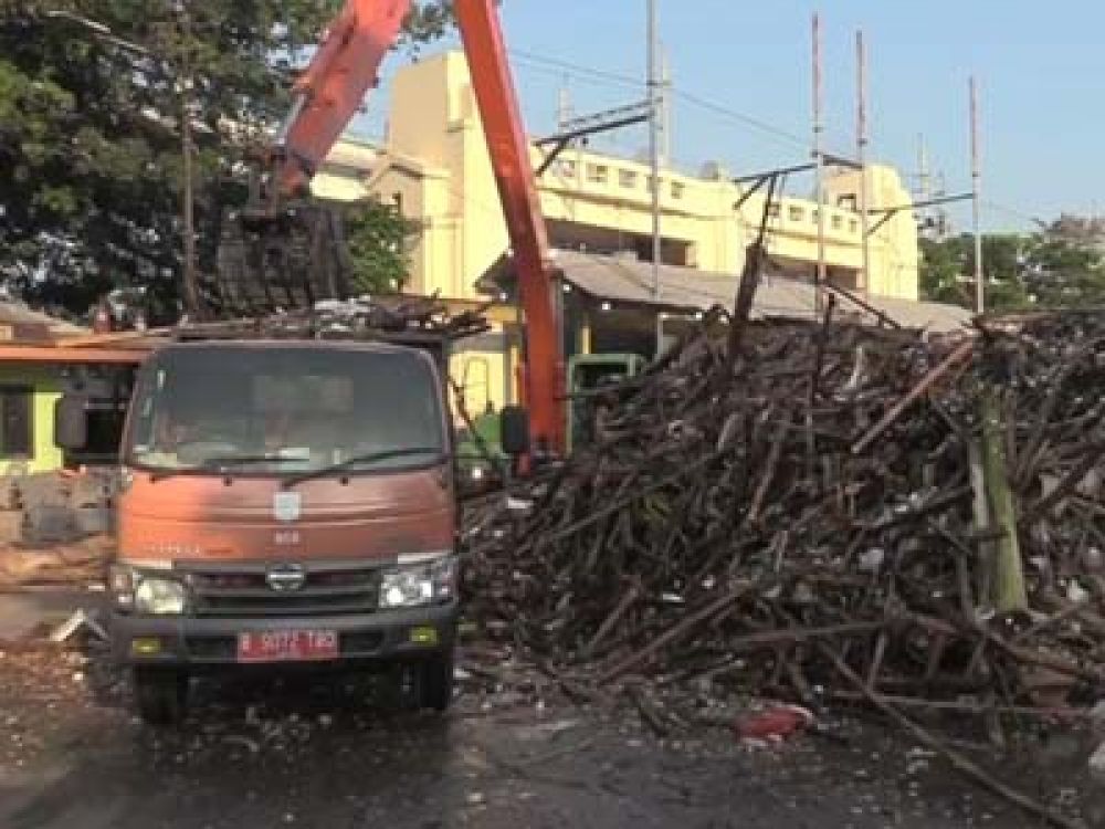 350 Meter Kubik Sampah Penuhi Pintu Air Manggarai