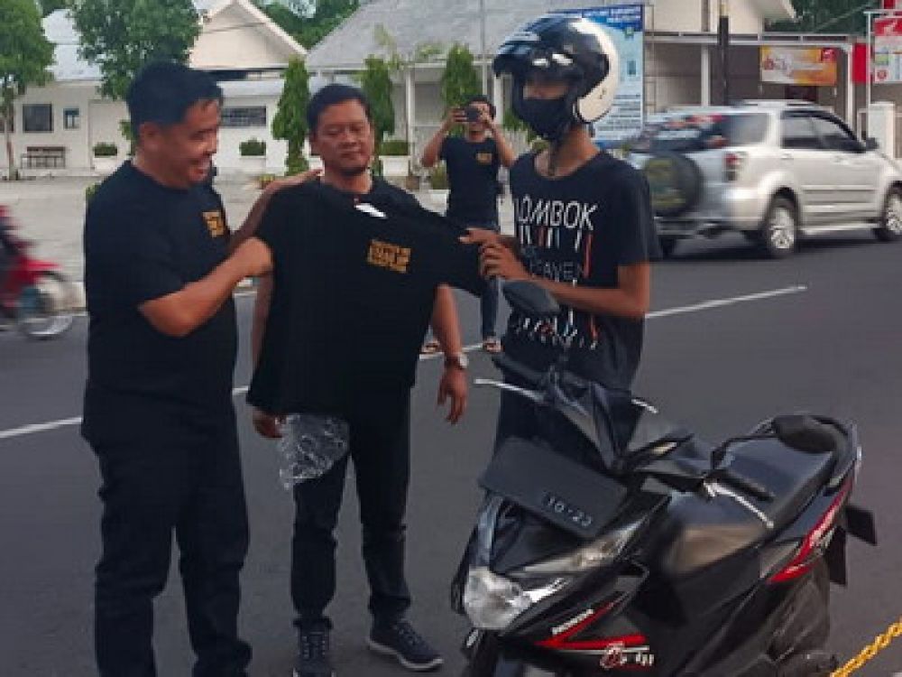 AKP Nanang, Kasat Resnarkoba Polres Pasuruan membagikan t-shirt HANI.