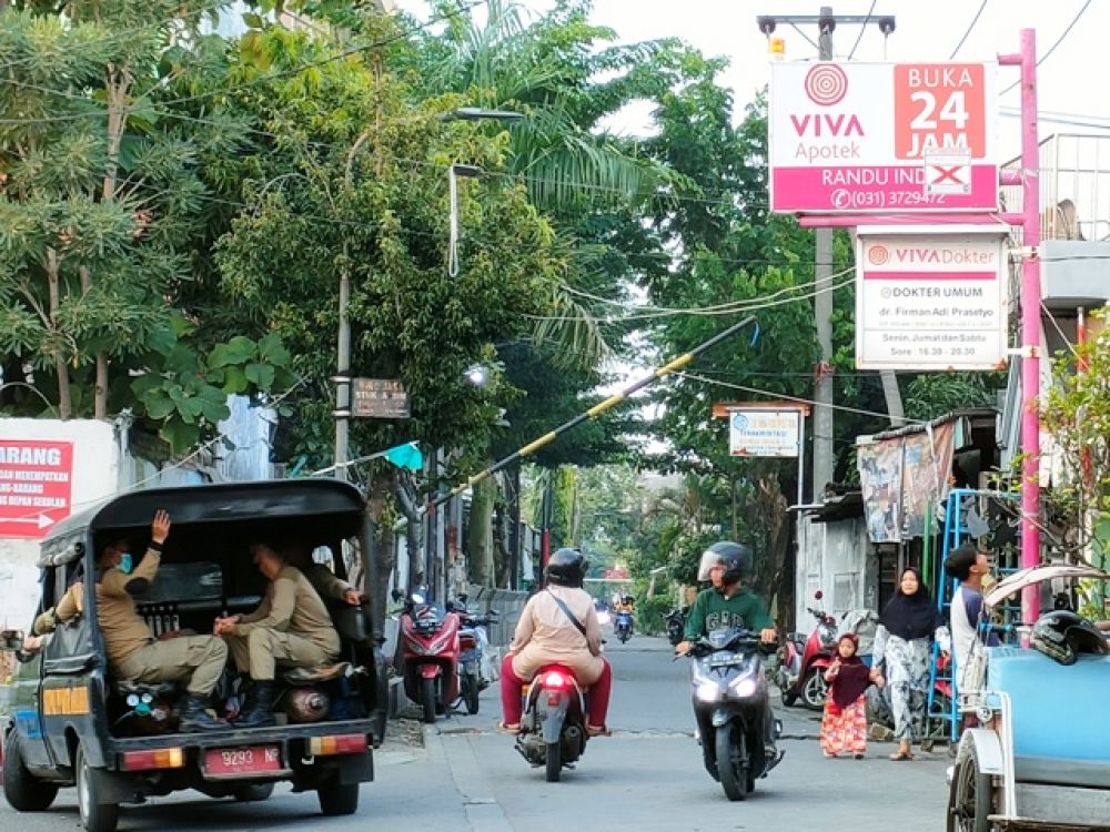 Satpol PP silang reklame Viva Apotek