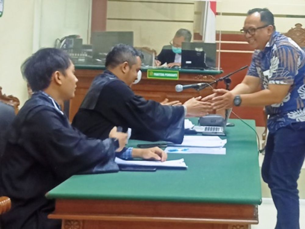 Febri Dwipa Wiratmaja berjabat tangan dengan JPU KPK