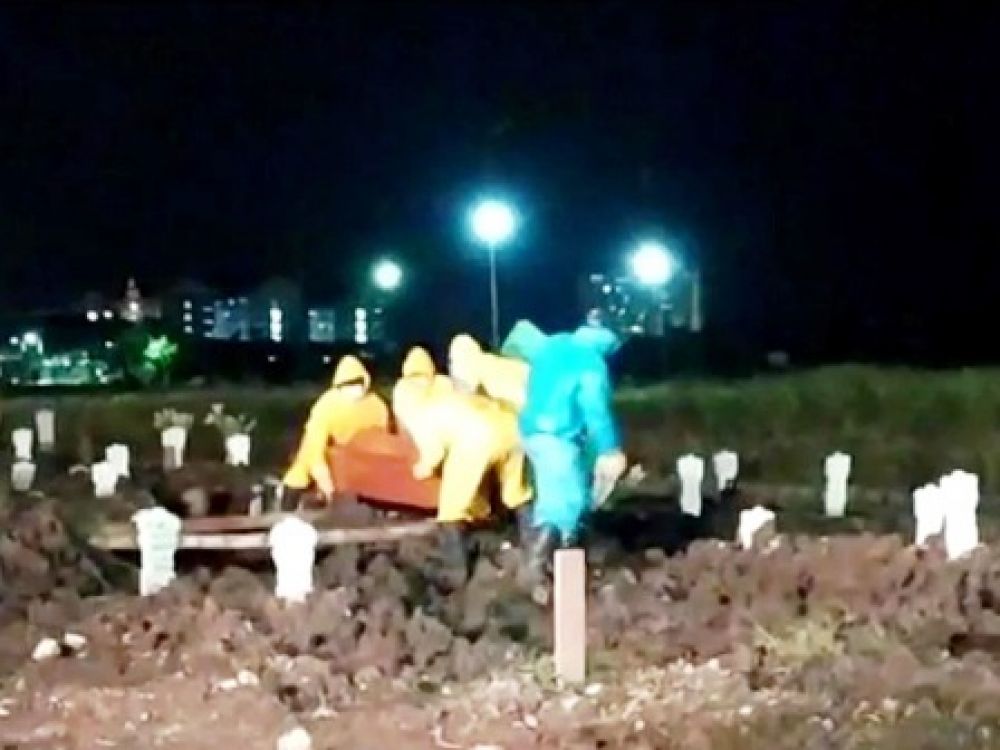 Zen Arifin saat dimakamkam tim dokter rumah sakit.