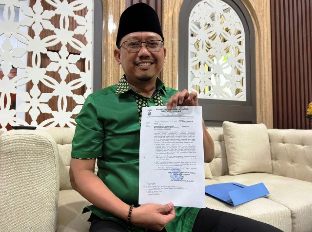 Sudiono Fauzan menunjukkan laporan pengaduan