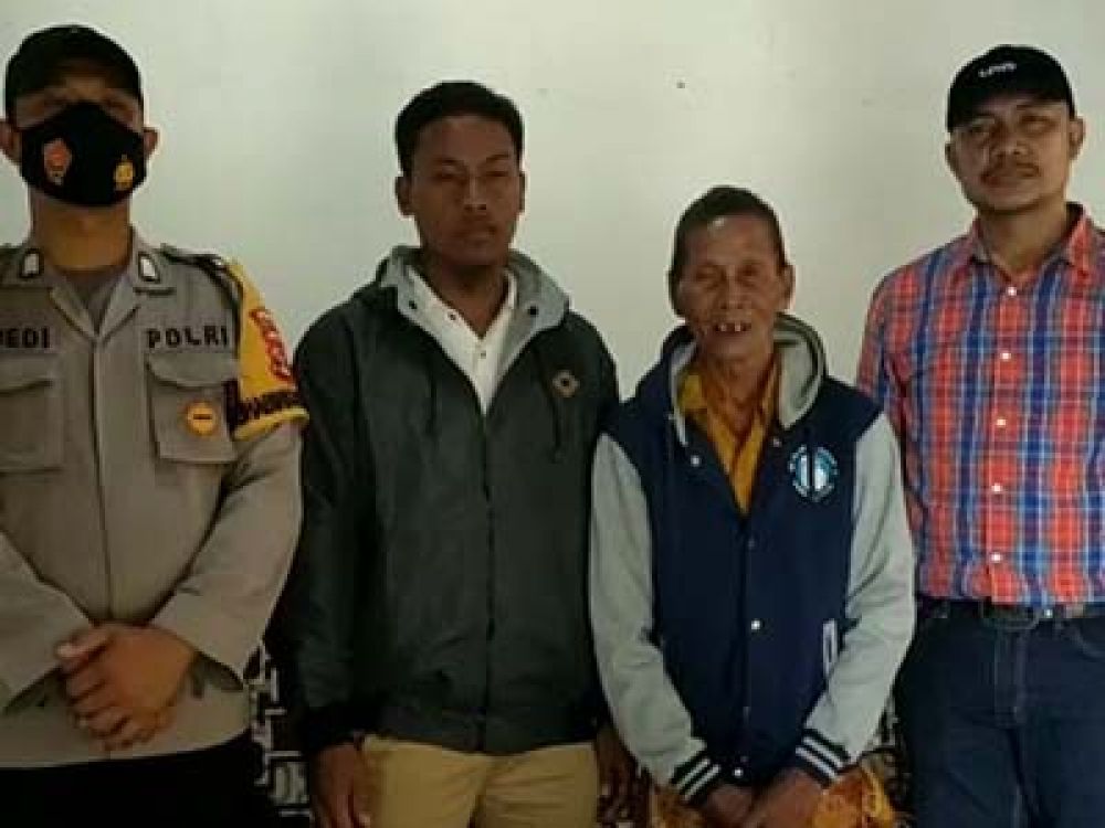 Petugas Sat Reskrim Polres Tulang Bawang, Provinsi Lampung menemui dan menginterogasi kakek Sunardi, Buruh tebang tebu yang mengaku upahnya dibayar dengan uang mainan, Senin, 20 Juni 2022.