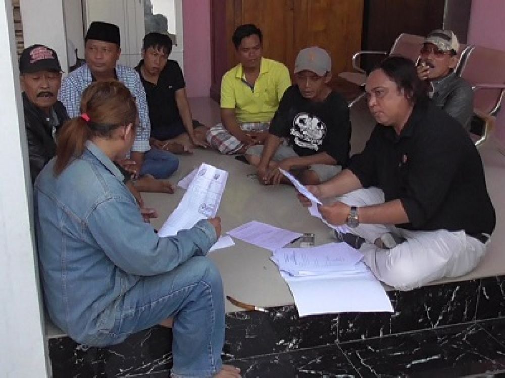 Warga Tambak Wedi Tengah Timur gang I, Surabaya marah ketika tim advokasi Damini akan memasang pondasi di atas tanah milik Damini, Jumat, (02/06/2023).