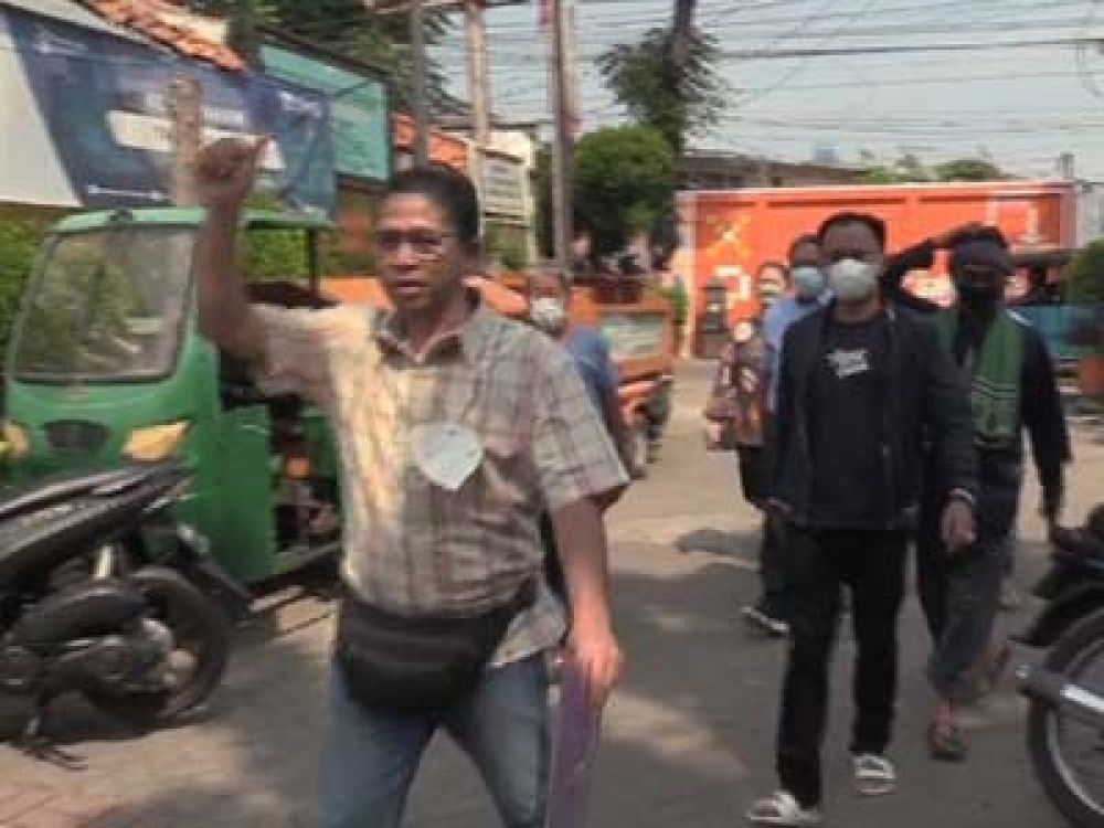 Puluhan warga datang menggeruduk Kantor Kelurahan Tanah Tinggi, Johar Baru, Jakarta Pusat.