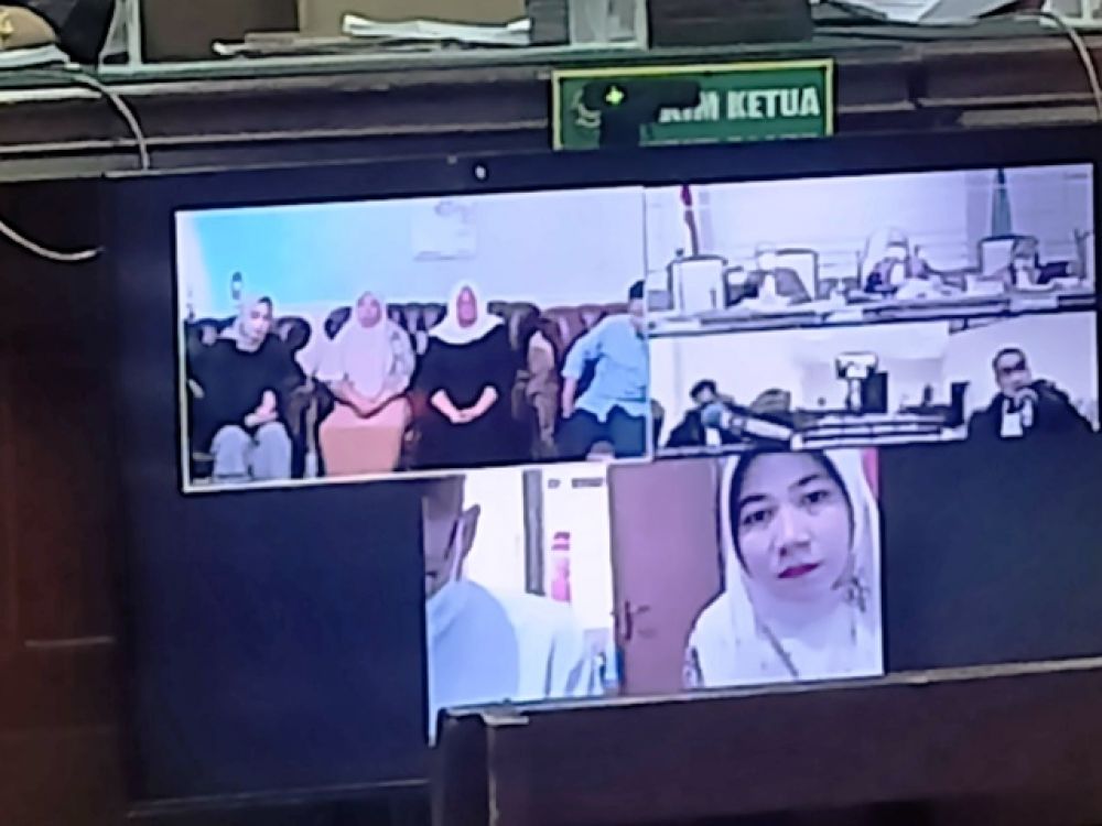 (layar kiri) Finda Rahmania dan saksi lain perkara korupsi pegadaian