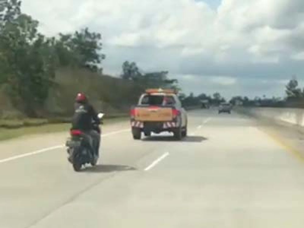 Pemotor saat terobos Jalan Tol Balsam.