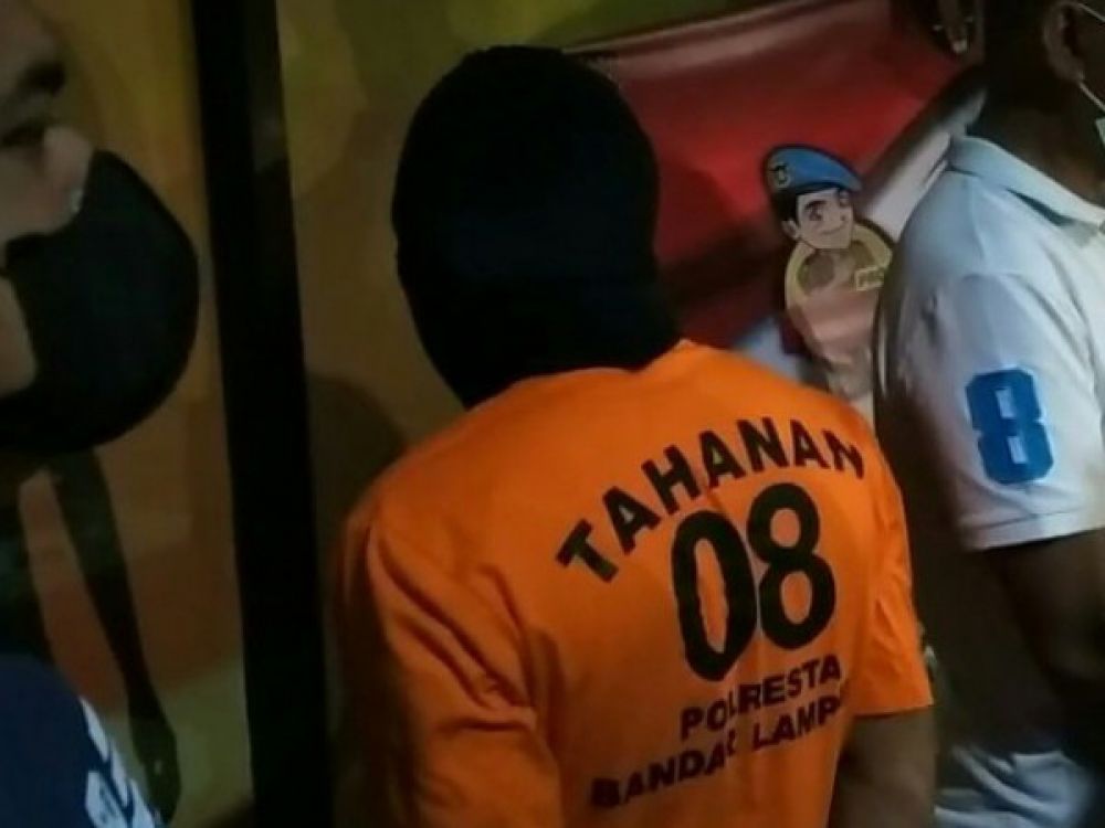 Tersangka rudapaksa saat di rilis Polresta Bandar Lampung.