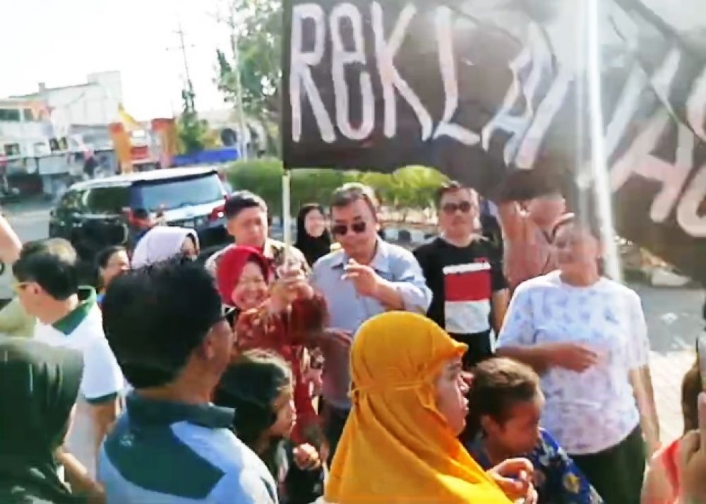 Tri Rismaharini Bawa Bendera Tolak Reklamasi Surabaya Waterfront Land