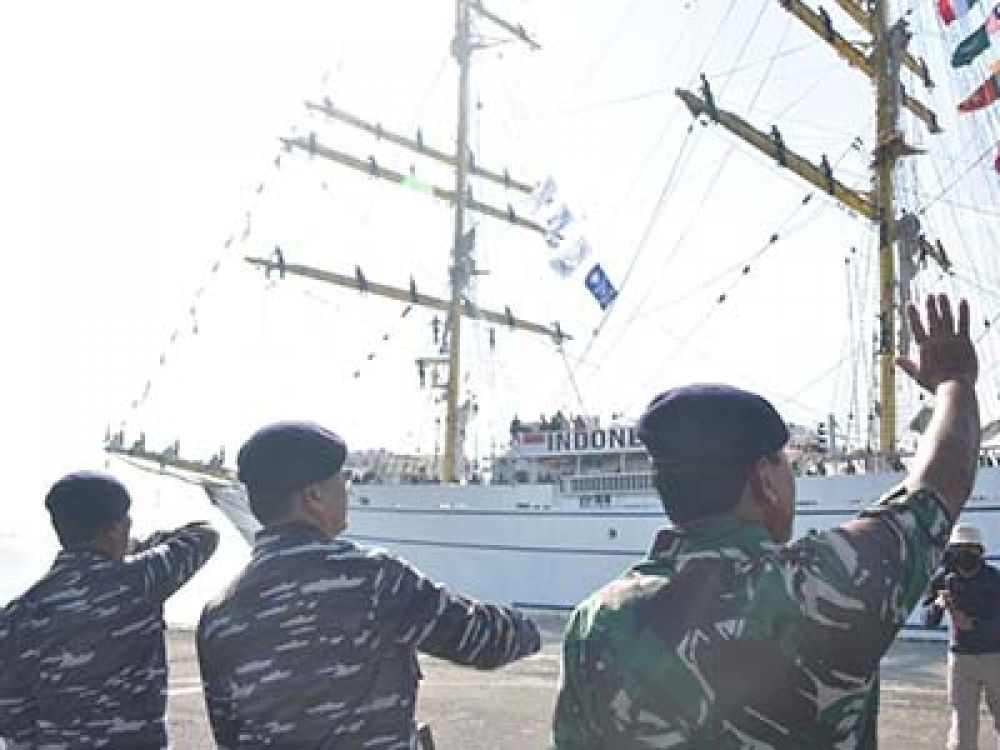 Wakasal Laksdya TNI Ahmadi Heri Purwono memimpin pelepasan keberangkatan Kapal Latih TNI AL jenis Barquentine KRI Bima Suci yang akan melaksanakan pelayaran operasi diplomasi muhibah duta bangsa.
