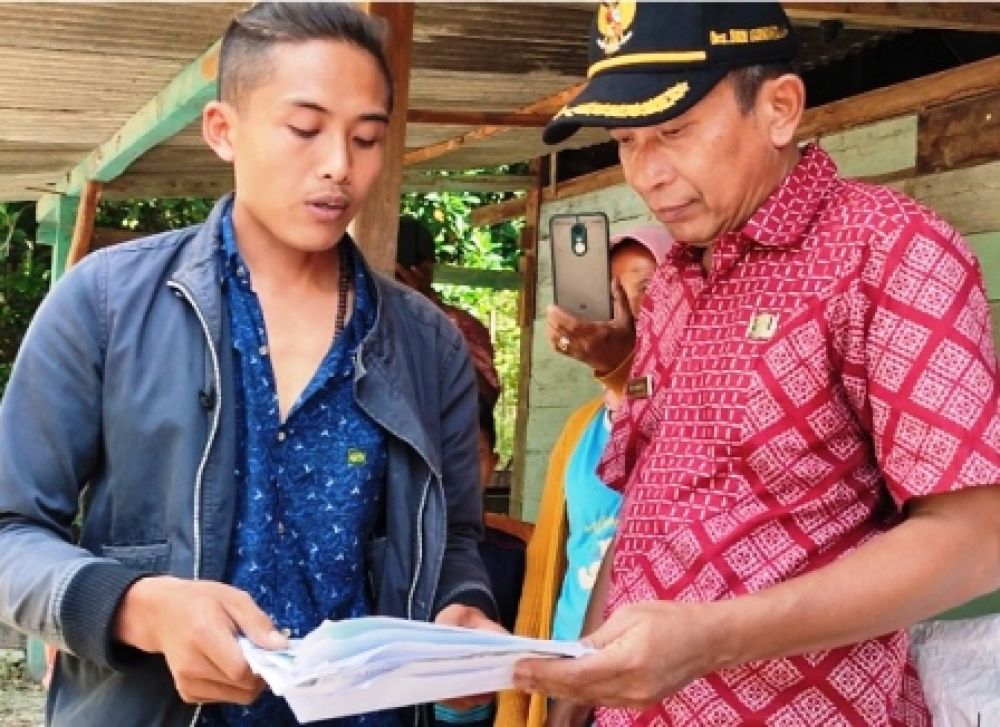 warga menjelaskan proyek MCK ke Wakil Bupati Bojonegoro