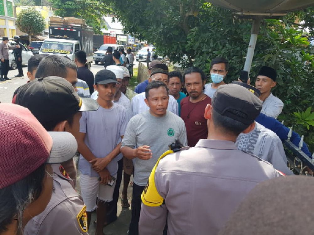 Warga Dompu Blokir Jalan Lintas Kabupaten