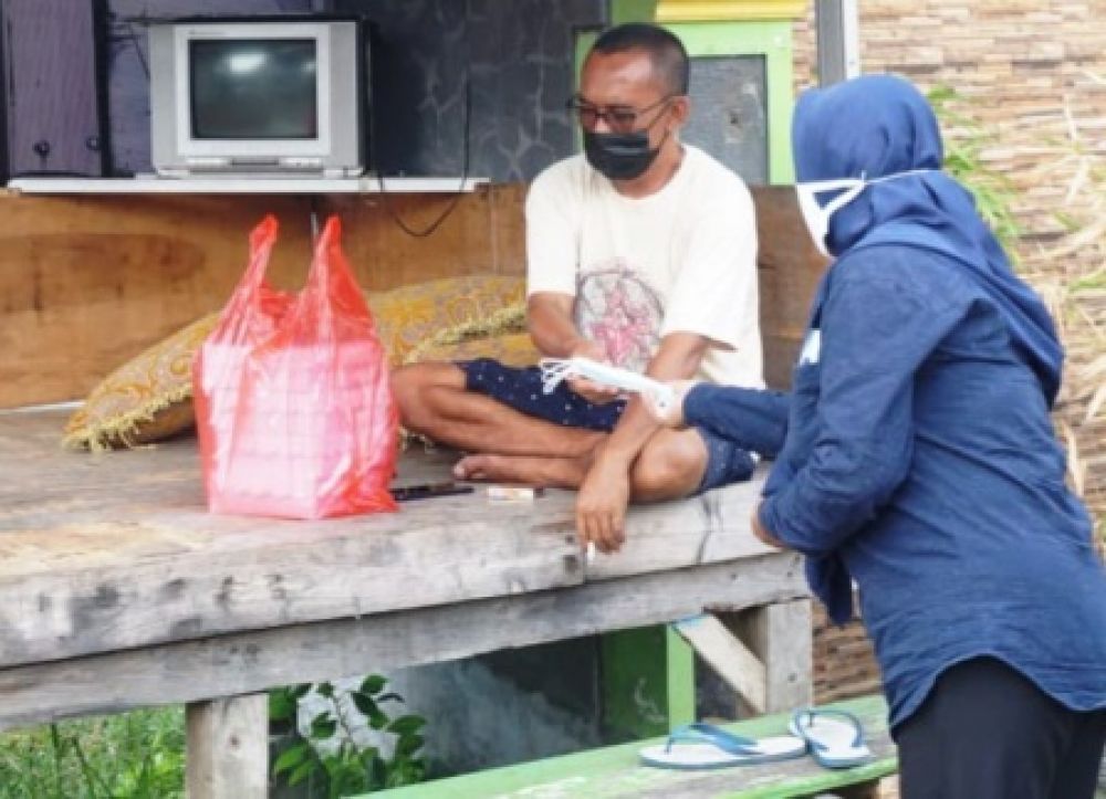 Niryono saat isoman di Pos Kamling