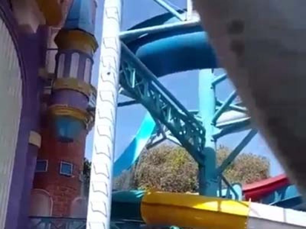 Kondisi waterslide Kenpark pasca Ambrol.