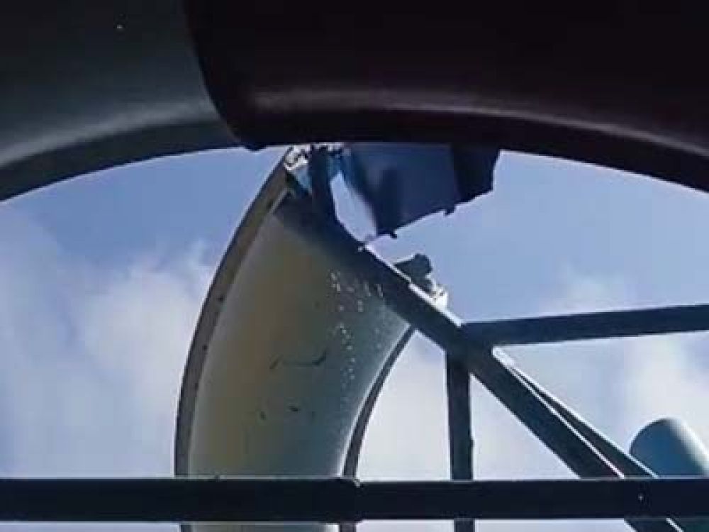 Tampak dari bawah waterslide Kenjeran ambrol.