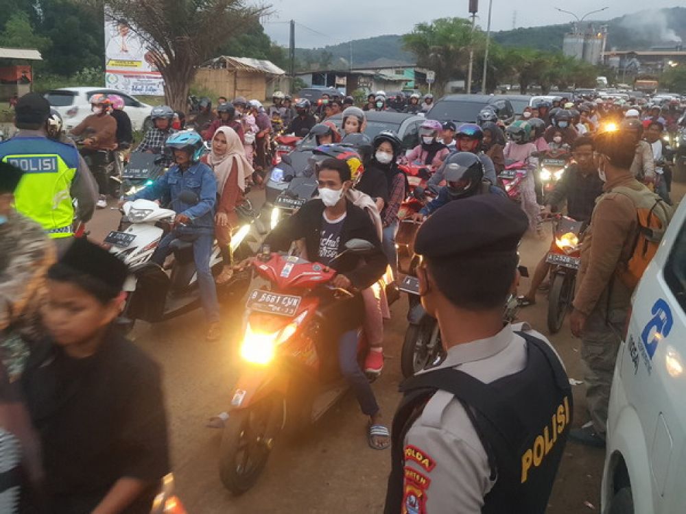 Antrean Panjang Kendaraan di Wisata Pantai Anyer