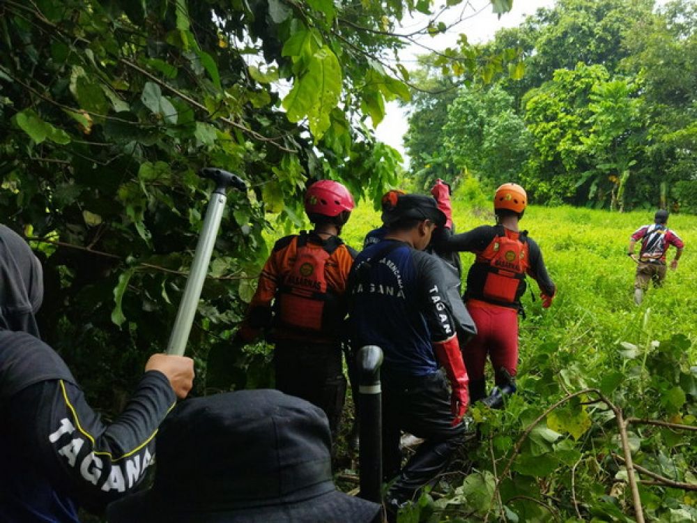 Tim SAR gabungan saat dalam proses pencarian jasad Arda, balita tenggelam di sungai Desa Winongan, Kabupaten Pasuruan.