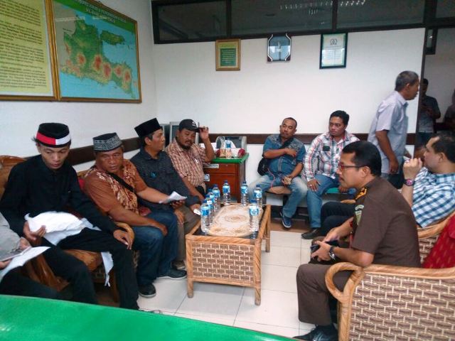 Perwakilan massa AMJM ditemui Aspidsus Kejati Jatim Didik Farkhan Alisyahdi, Rabu (31/1/2018).