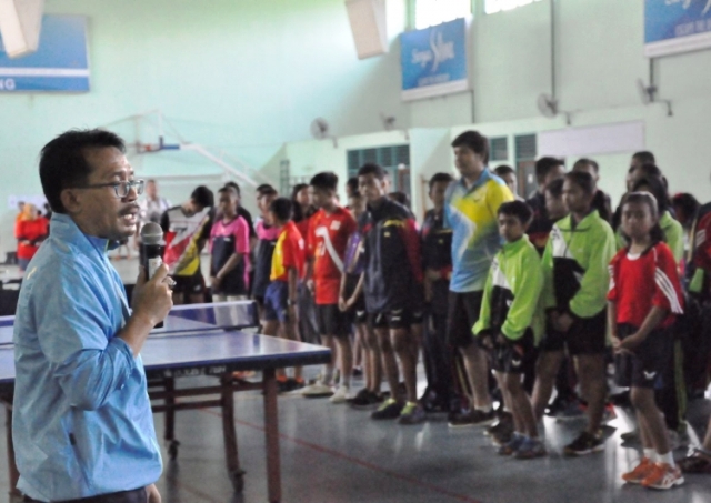 Dudi Harjantoro saat membuka single event cabor tenis meja, Kamis (22/2/2018). Foto: Herlambang JNR Infokom Jatim