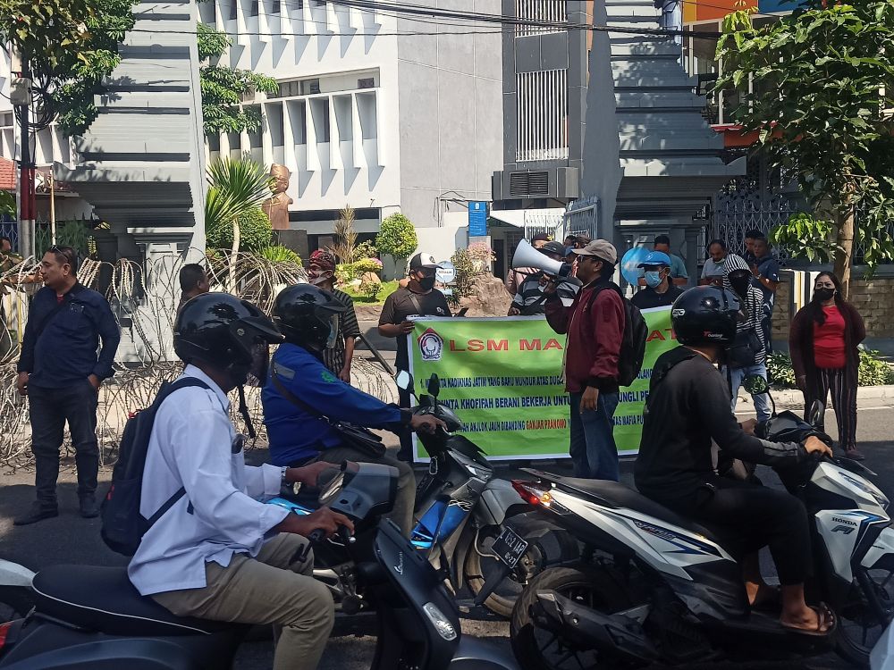 Dugaan Pungli Seragam SMU, Dinas Jatim Didemo