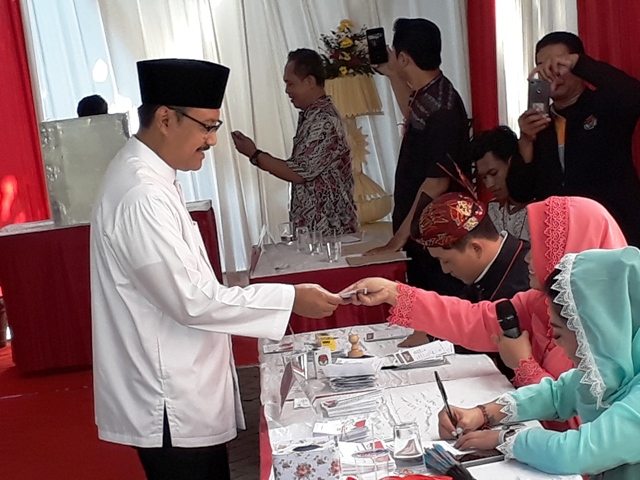 Bersama Keluarga, Gus Ipul Berjalan ke TPS 3