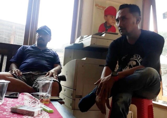 (kiri) Kades Desa Gentong Misjono saat dikonfirmasi, Minggu (10/2/2019) 