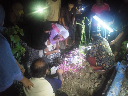 pemakaman Tina Rismayanti dan anaknya Rizky Bintang Pratama, Rabu (30/5/2018).