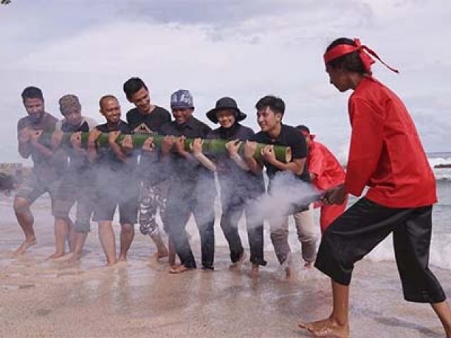 Atraksi Bambu Gila dan Kebal Senjata Ramaikan Lebaran Ketupat