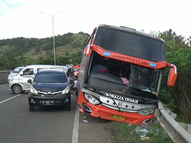 Bus Jurusan Merak Tabrak 3 Mobil Milik Pemudik