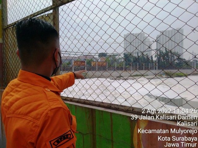 Limbah Busa Penuhi Sungai Kalisari Damen Surabaya