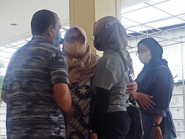 Dihukum 4 Tahun, Guru Niken Sulastri Menangis