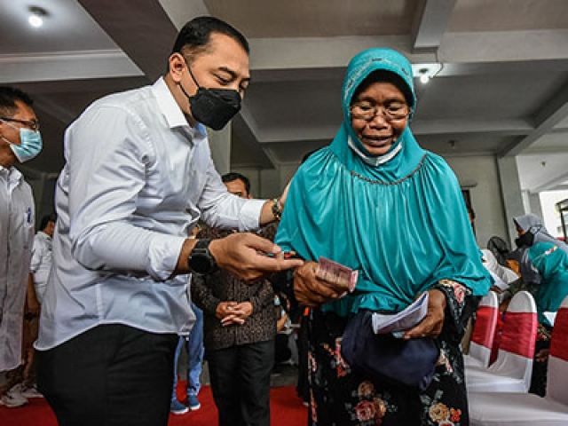 Eri Cahyadi Salurkan Bansos dari Kemensos RI