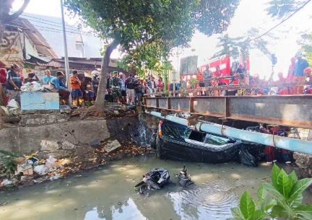 Hindari Tabrakan, Mobil dan Motor Kecebur di Sungai