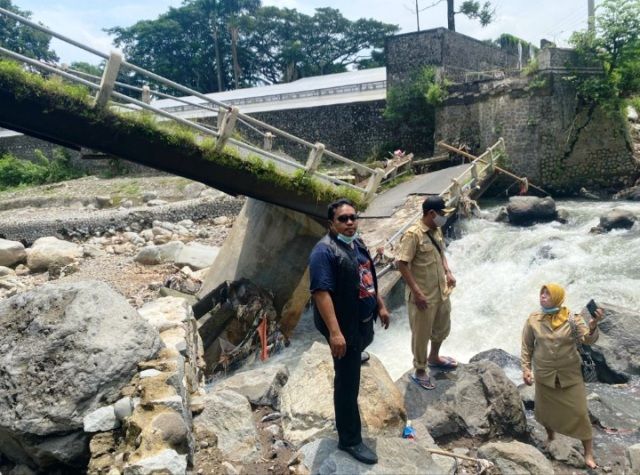 Jembatan Penghubung Gempol - Pandaan Ambrol