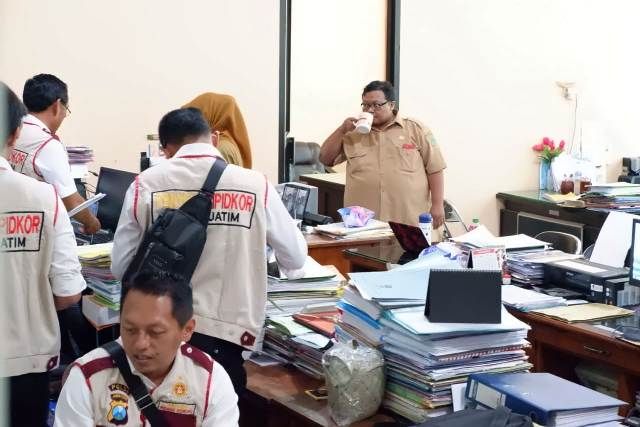 Polda Jatim Geledah Kantor Dispendik Kota Pasuruan 