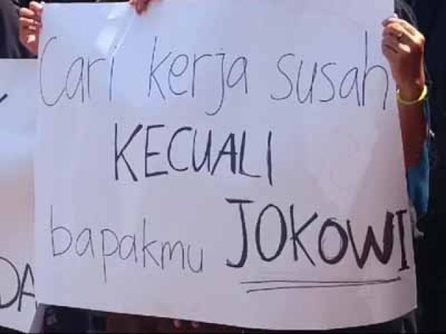 Aksi Demo Kawal Putusan MK di Surabaya