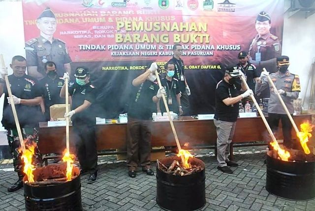 Kejari Pasuruan Musnahkan Barang Bukti Rp2 Miliar