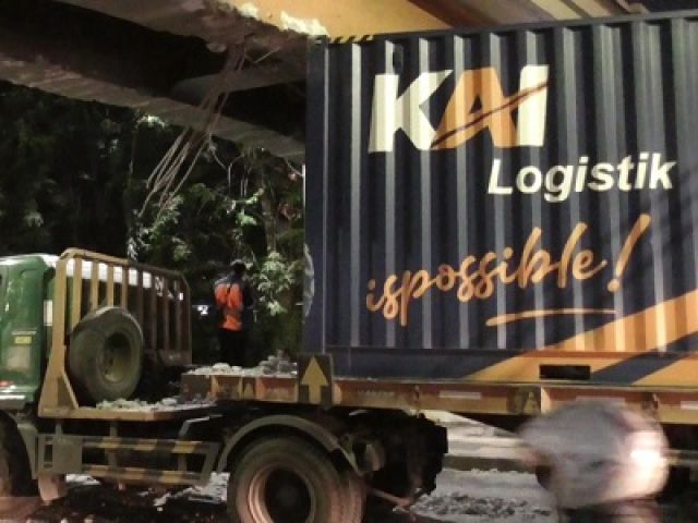 Tersangkut, Truk Kontainer KAI Logistik 'Rusak' Cagar Budaya Viaduk Bubutan