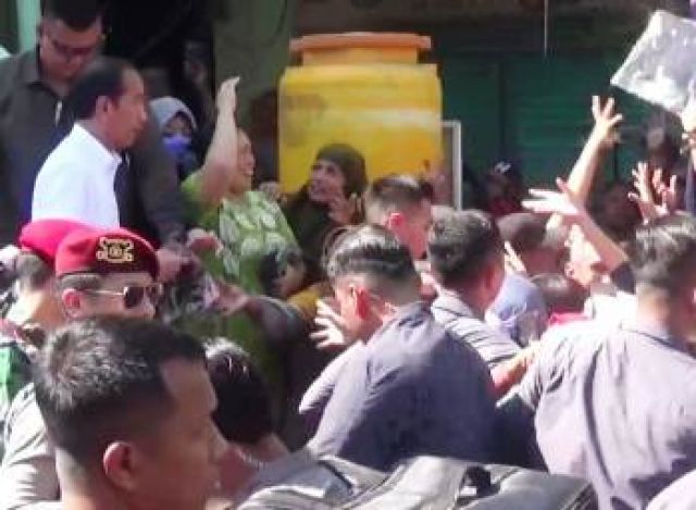 Kunjungi Pasar Rungkut, Jokowi Pamit ke Masyarakat