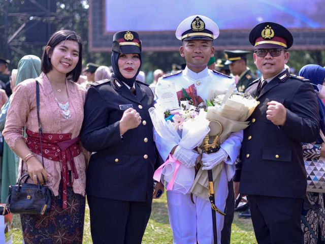 Bangga! Anak Pasangan Perwira Polda Jatim Dilantik Jadi Perwira Remaja TNI AL