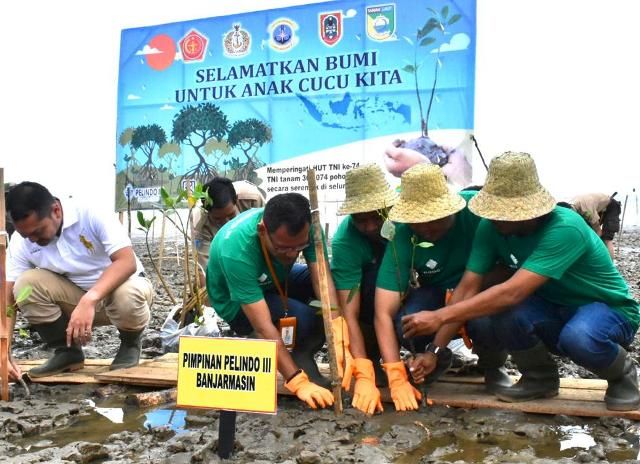 Sinergi Pelindo III dan TNI Tanam Bibit Bakau