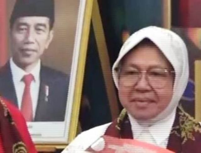 Jokowi Teken Pengunduran Diri Mensos Tri Rismaharini