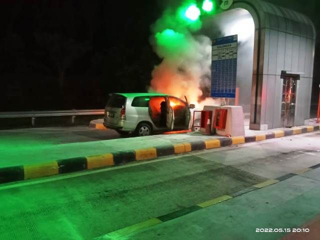 Minibus Terbakar di Pintu Tol Kota Baru Lampung