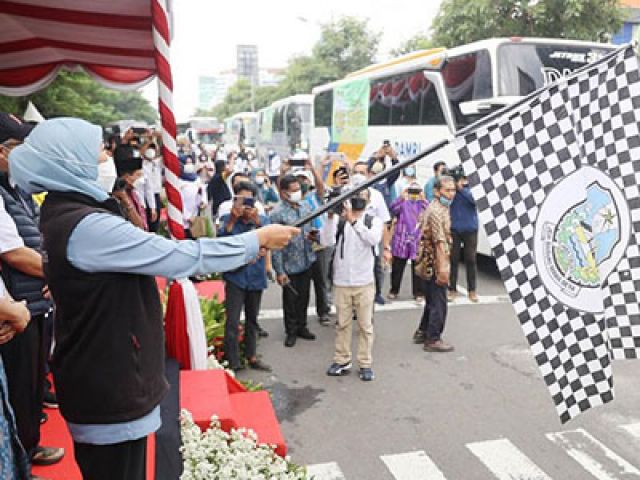 Khofifah Lepas 100 Bus Mudik Gratis Ke 15 Wiayah