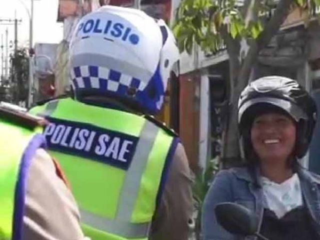 ‘Polisi Sae’ Bermotor Klasik dan Berbahasa Daerah