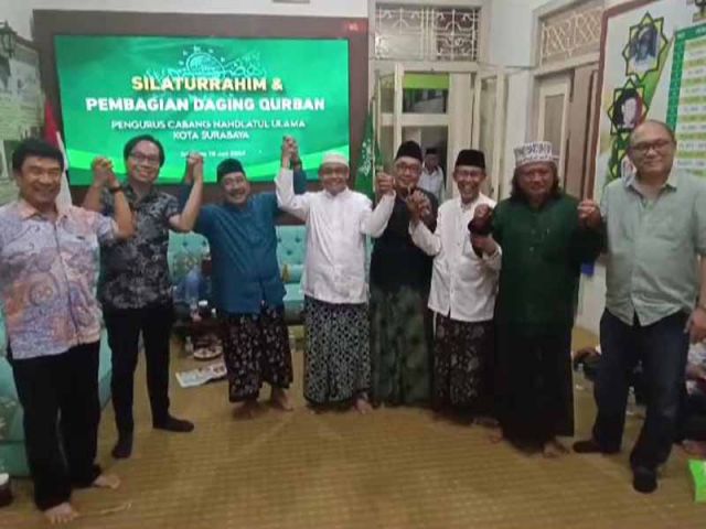 PCNU Kota Surabaya Bagikan Paket Daging Qurban ke Non Muslim